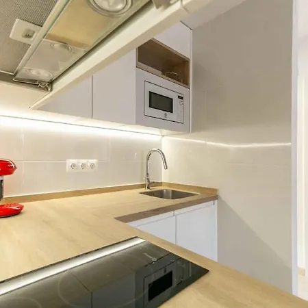 118 - Modern Beachfront Apartamento