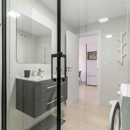 118 - Modern Beachfront Apartamento *